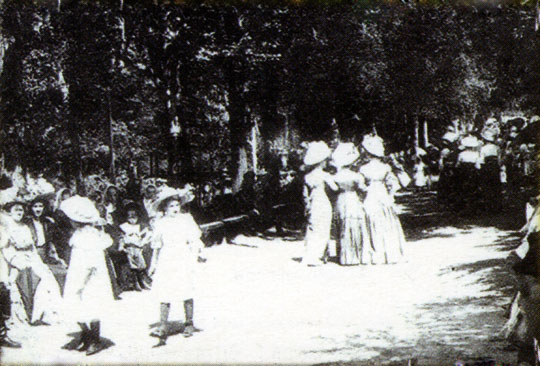 Гуляния на городском бульваре кон. XIX века