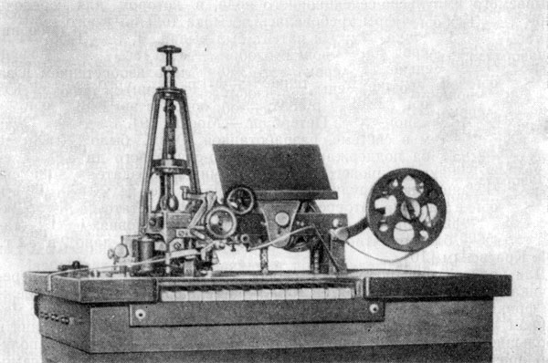 Аппарат Юза с регулятором, предложенным главным механиком московского телеграфа Э. Ф. Краевским (1871)