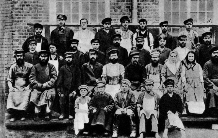 Рабочие точильного цеха Дулевского фарфорового завода. Конец XIX века
