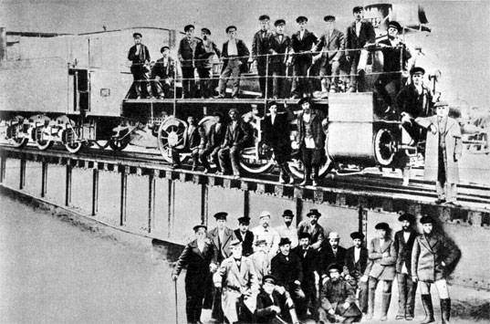 Памятная фотография при выпуске паровоза на Сормонском заводе. Конец XIX века
